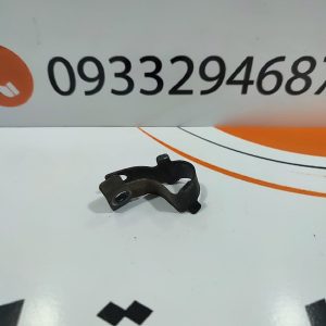 بست نگهدارنده شیلنگ پمپ ترمز موتور سیکلت هیرو 150 اصلی استوک سالم